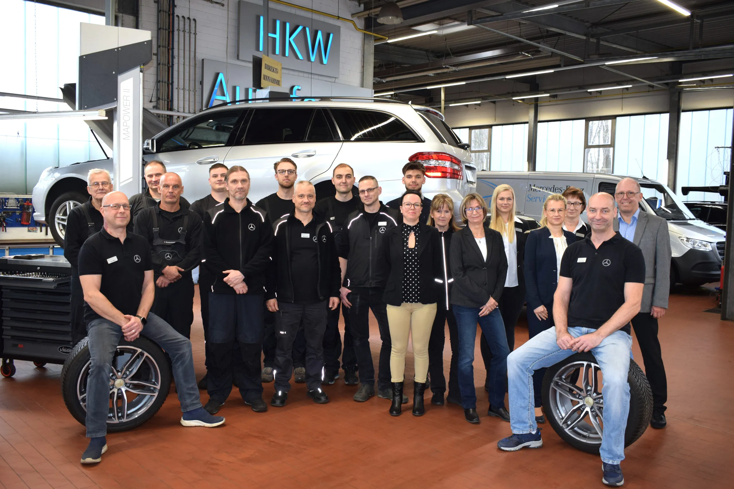 Gruppenbild des Team der HKW Autoforum GmbH in der Werkstatt