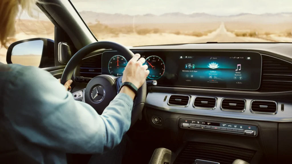 Blick in ein Mercedes-Benz Cockpit