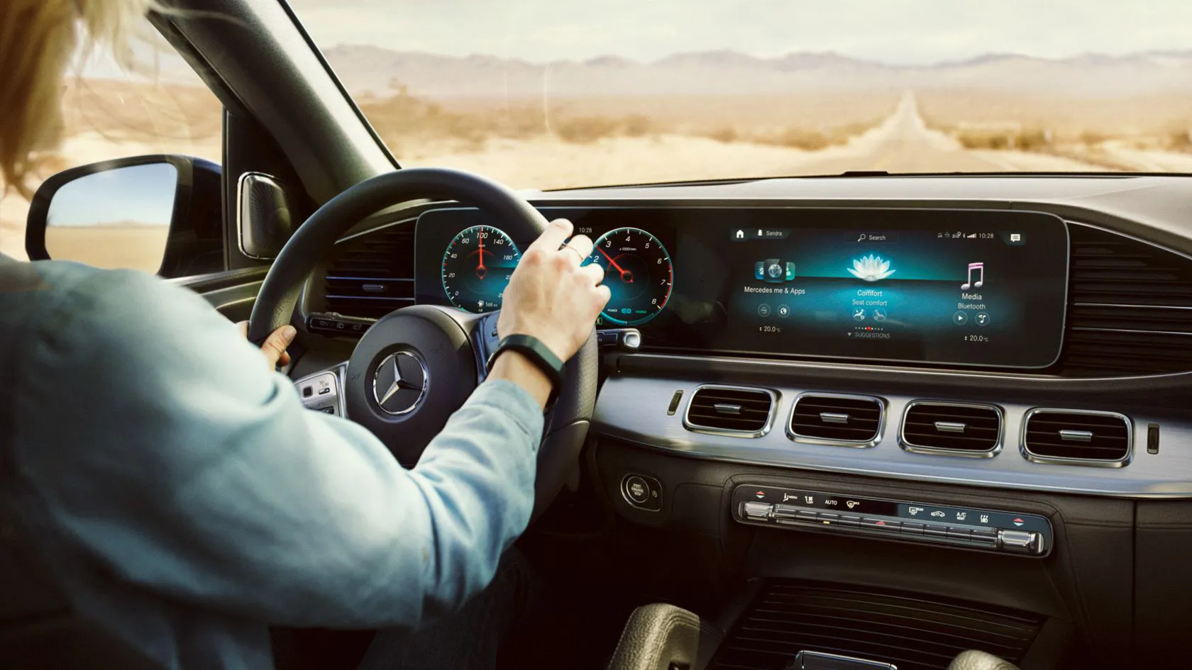 Blick in ein Mercedes-Benz Cockpit