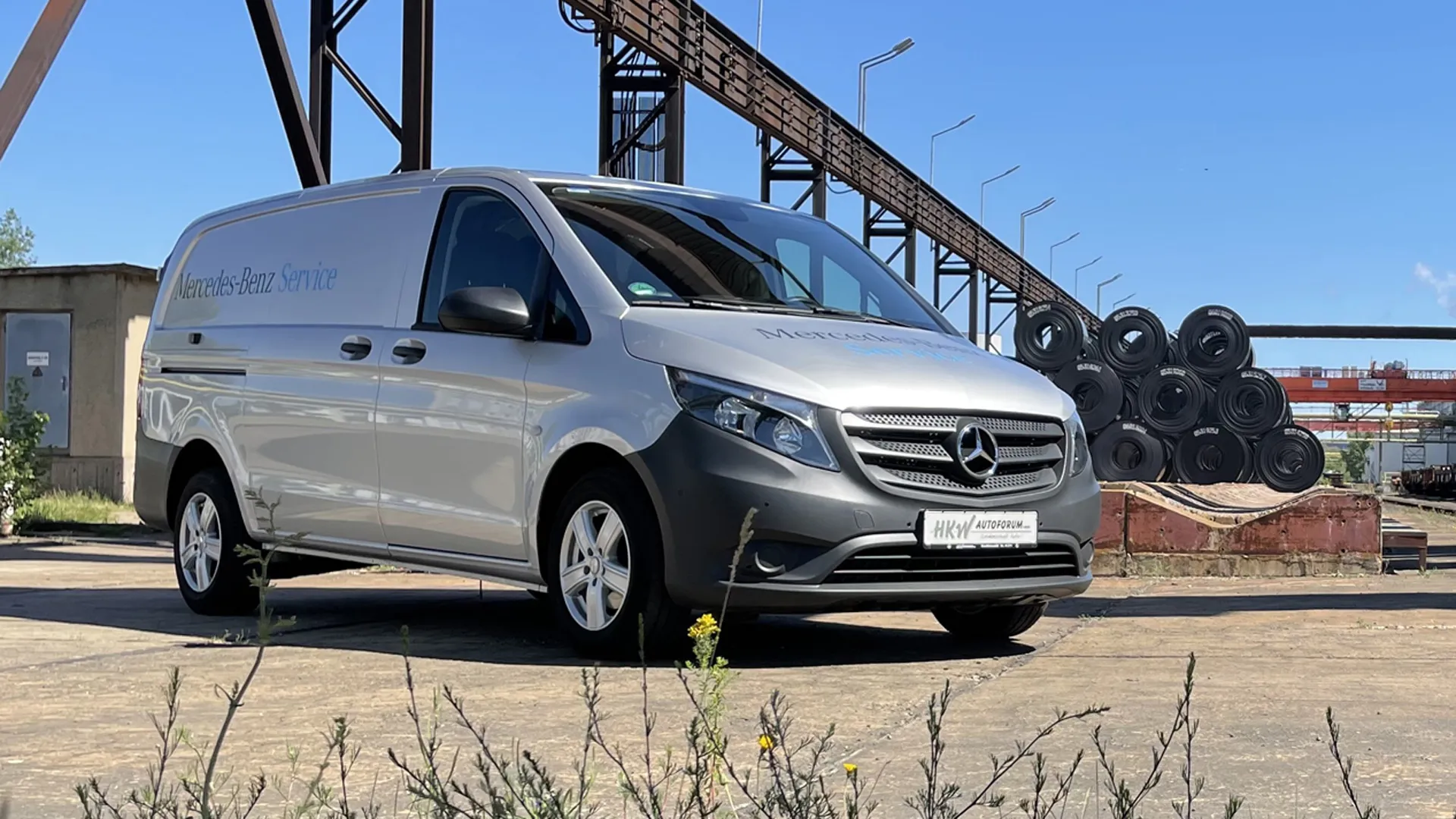 HKW-Service-Transporter auf einem Inbustriegelände.