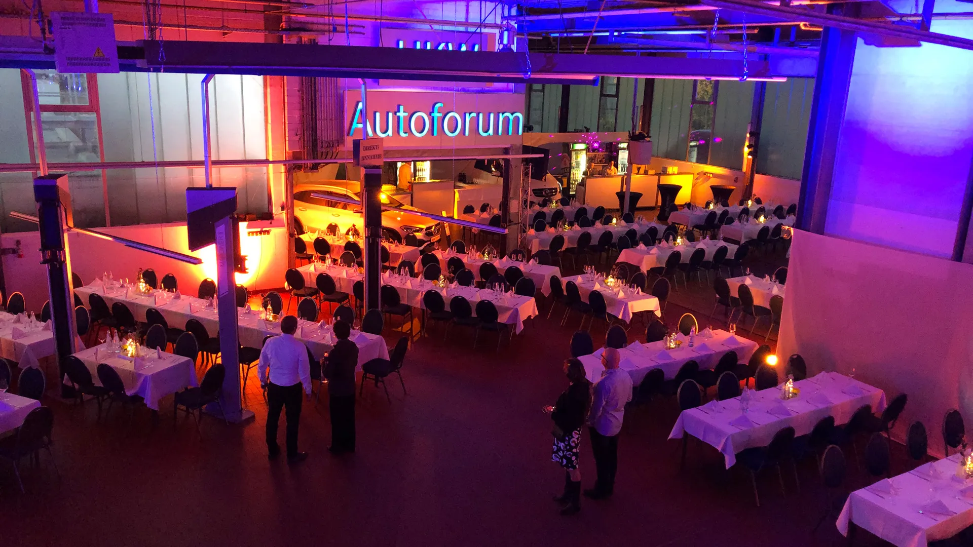 Für eine Veranstaltung festlich geschmücktes Autohaus.