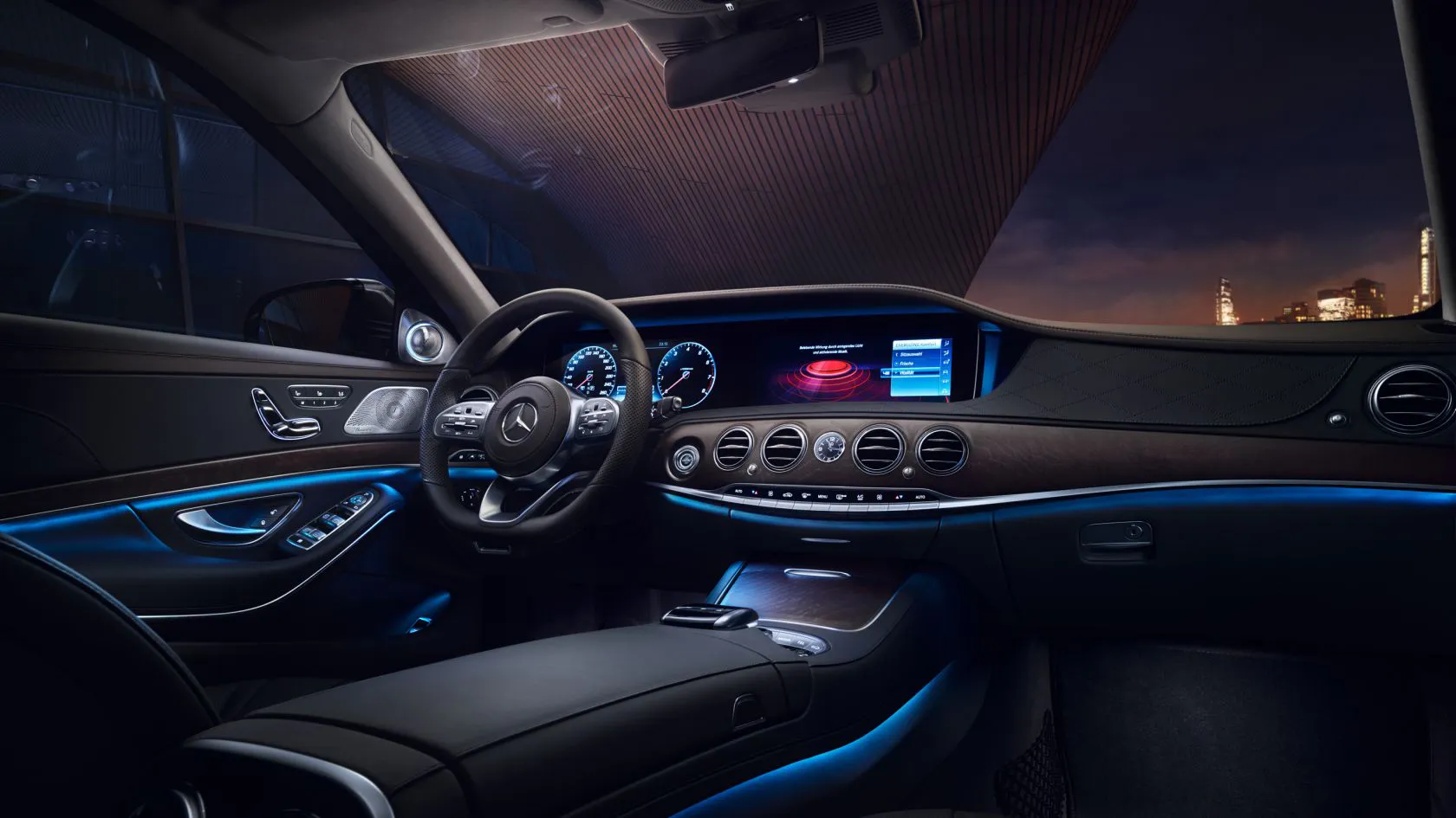 Blick ion den Innraum eines Mercedes-Cockpits.