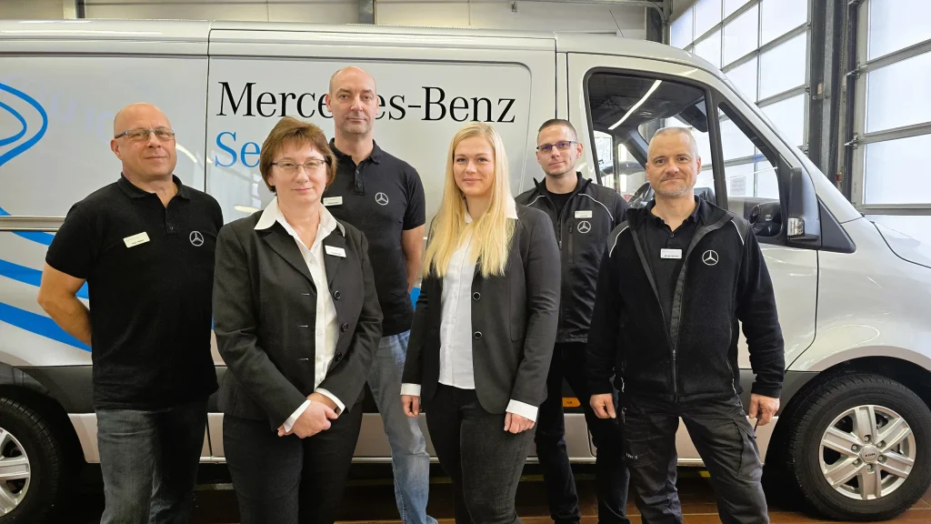 Team Service vor dem Pannen-Fahrzeug