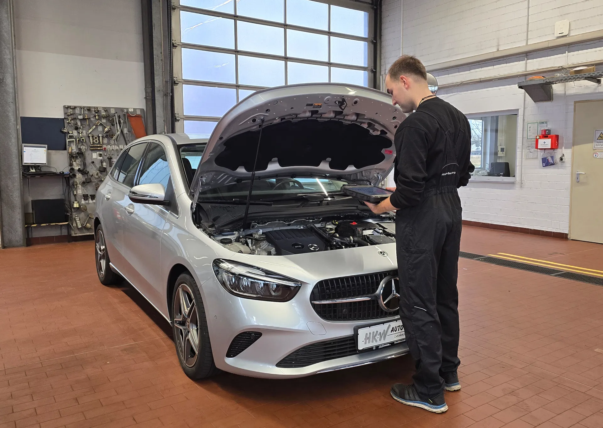 Mechaniker bei der Arbeit an einem Fahrzeug in der Werkstatt